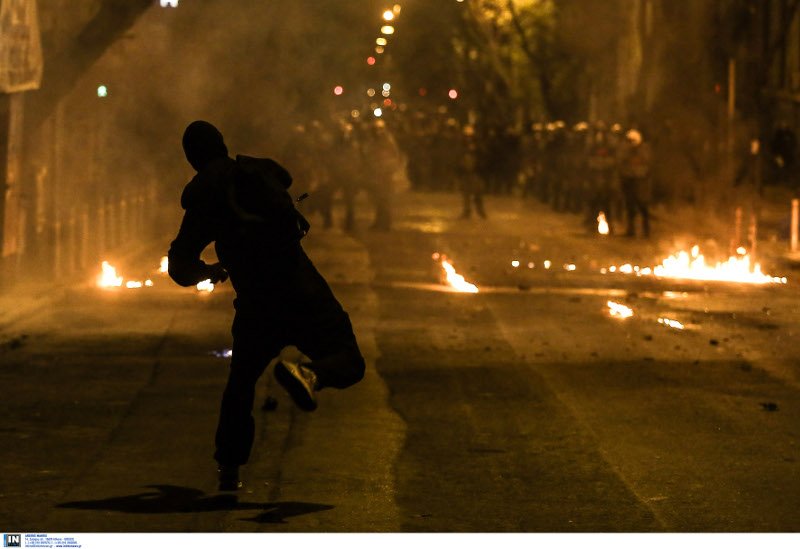 «Εμπόλεμη ζώνη» τα Εξάρχεια: Μολότοφ, καταστροφές και φωτιές [εικόνες & βίντεο] | iefimerida.gr 14