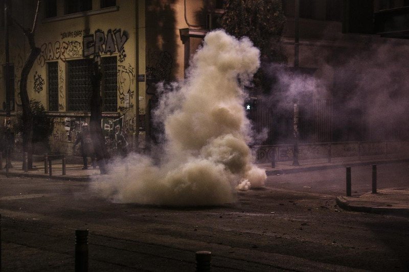 «Εμπόλεμη ζώνη» τα Εξάρχεια: Μολότοφ, καταστροφές και φωτιές [εικόνες & βίντεο] | iefimerida.gr 1