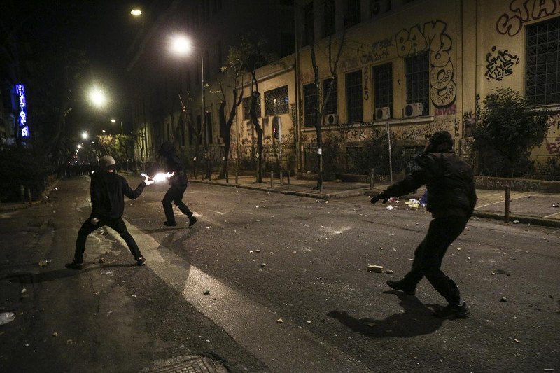 «Εμπόλεμη ζώνη» τα Εξάρχεια: Μολότοφ, καταστροφές και φωτιές [εικόνες & βίντεο] | iefimerida.gr 2