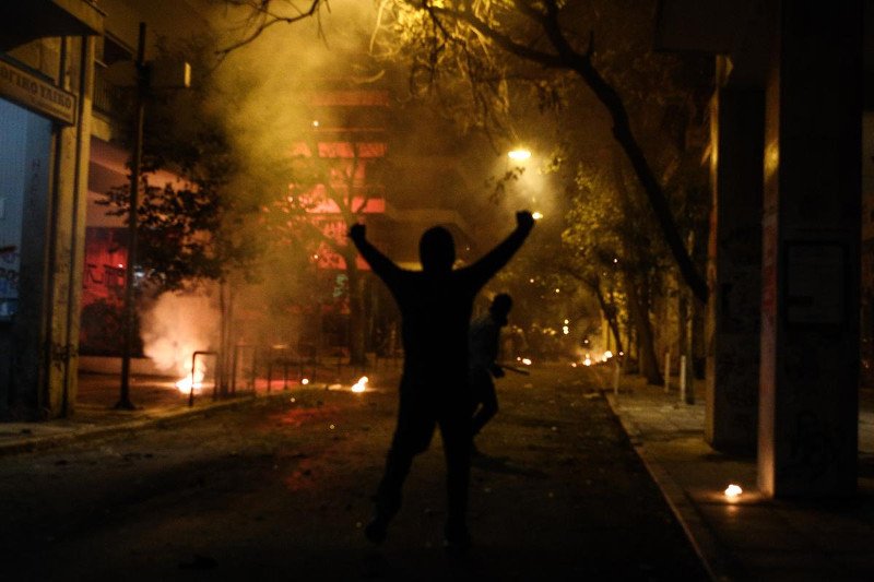 «Εμπόλεμη ζώνη» τα Εξάρχεια: Μολότοφ, καταστροφές και φωτιές [εικόνες & βίντεο] | iefimerida.gr 3