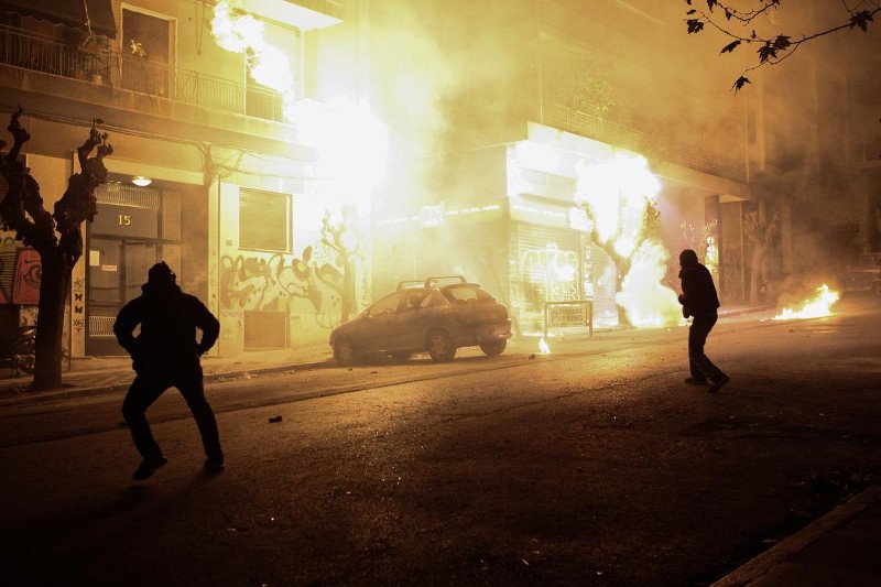 «Εμπόλεμη ζώνη» τα Εξάρχεια: Μολότοφ, καταστροφές και φωτιές [εικόνες & βίντεο] | iefimerida.gr 4