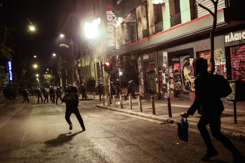 «Εμπόλεμη ζώνη» τα Εξάρχεια: Μολότοφ, καταστροφές και φωτιές [εικόνες & βίντεο] | iefimerida.gr 5