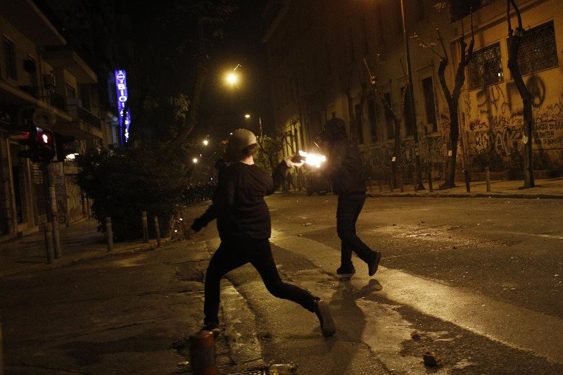 «Εμπόλεμη ζώνη» τα Εξάρχεια: Μολότοφ, καταστροφές και φωτιές [εικόνες & βίντεο] | iefimerida.gr 6