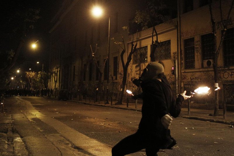 «Εμπόλεμη ζώνη» τα Εξάρχεια: Μολότοφ, καταστροφές και φωτιές [εικόνες & βίντεο] | iefimerida.gr 7