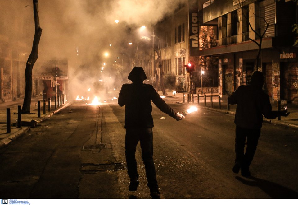 «Εμπόλεμη ζώνη» τα Εξάρχεια: Μολότοφ, καταστροφές και φωτιές [εικόνες & βίντεο] | iefimerida.gr 8