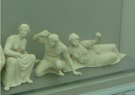 Σάλος με την Gucci: «Εντυσε» με ρούχα της τα γλυπτά του Παρθενώνα -Εικαστικό βανδαλισμό καταγγέλλει Ομιλος για την Unesco [εικόνες] | iefimerida.gr 4