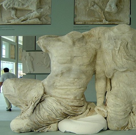 Σάλος με την Gucci: «Εντυσε» με ρούχα της τα γλυπτά του Παρθενώνα -Εικαστικό βανδαλισμό καταγγέλλει Ομιλος για την Unesco [εικόνες] | iefimerida.gr 5