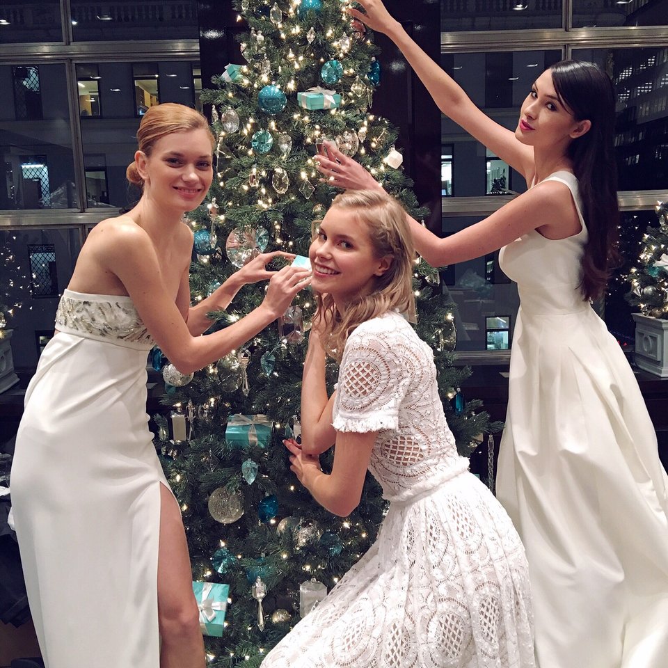 Ο Χρήστος Κωσταρέλλος έντυσε το χριστουγεννιάτικο γκαλά του Tiffany & Co στη Νέα Υόρκη [εικόνες] | iefimerida.gr 1