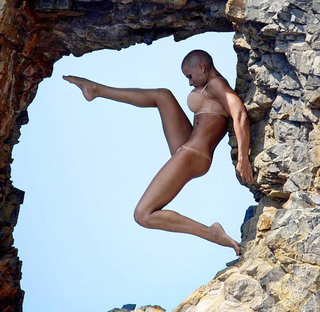 Υμνος στο γυναικείο σώμα -Τρίτεκνη δασκάλα της γιόγκα βγάζει τα ρούχα της και το Instagram διχάζεται [εικόνες] | iefimerida.gr 1