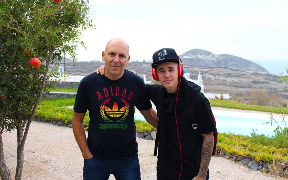 Είχε ΤΗΝ ιδέα: Εφτιαξε πολυτελές ξενοδοχείο με στούντιο ηχογράφησης στη Σαντορίνη -Ουρά οι ξένοι σταρ για να γράψουν τα τραγούδια τους [εικόνες] | iefimerida.gr 3