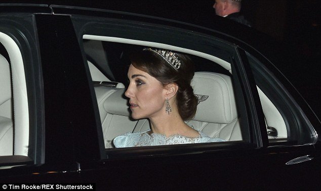 Σε παροξυσμό οι Βρετανοί: Η Κέιτ φόρεσε την τιάρα της Νταϊάνα -Η ιστορία αιώνων του διαμαντένιου στέμματος [εικόνες]    | iefimerida.gr 0