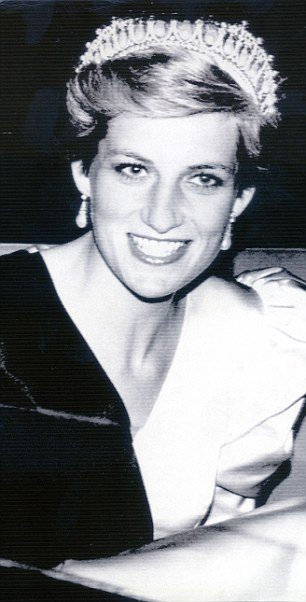 Σε παροξυσμό οι Βρετανοί: Η Κέιτ φόρεσε την τιάρα της Νταϊάνα -Η ιστορία αιώνων του διαμαντένιου στέμματος [εικόνες]    | iefimerida.gr 17