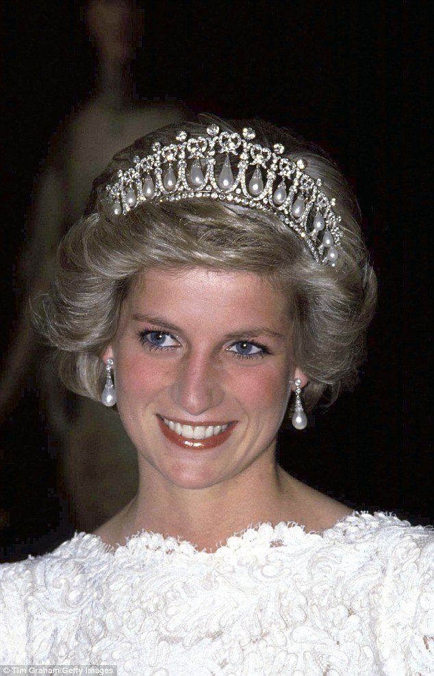 Σε παροξυσμό οι Βρετανοί: Η Κέιτ φόρεσε την τιάρα της Νταϊάνα -Η ιστορία αιώνων του διαμαντένιου στέμματος [εικόνες]    | iefimerida.gr 15