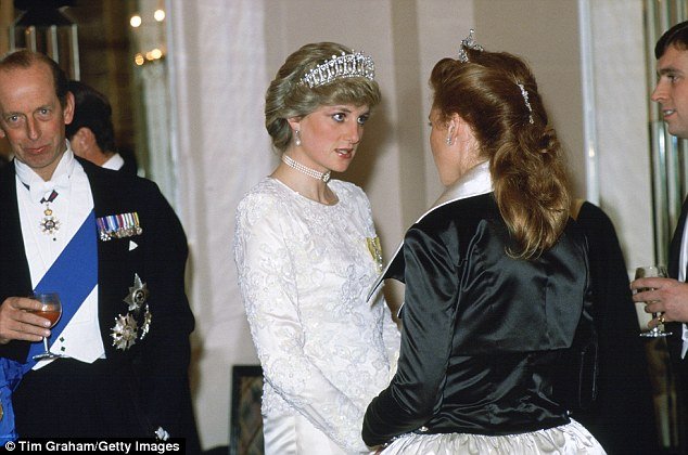 Σε παροξυσμό οι Βρετανοί: Η Κέιτ φόρεσε την τιάρα της Νταϊάνα -Η ιστορία αιώνων του διαμαντένιου στέμματος [εικόνες]    | iefimerida.gr 18