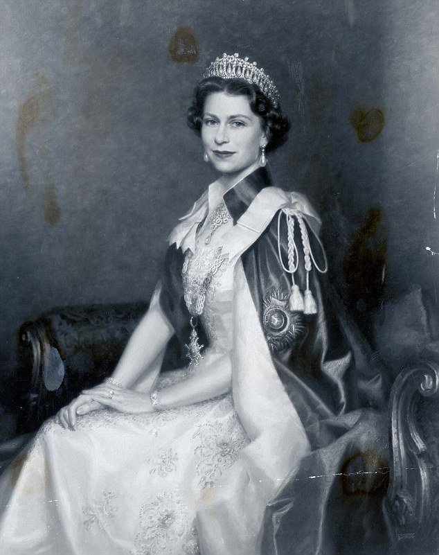 Σε παροξυσμό οι Βρετανοί: Η Κέιτ φόρεσε την τιάρα της Νταϊάνα -Η ιστορία αιώνων του διαμαντένιου στέμματος [εικόνες]    | iefimerida.gr 7