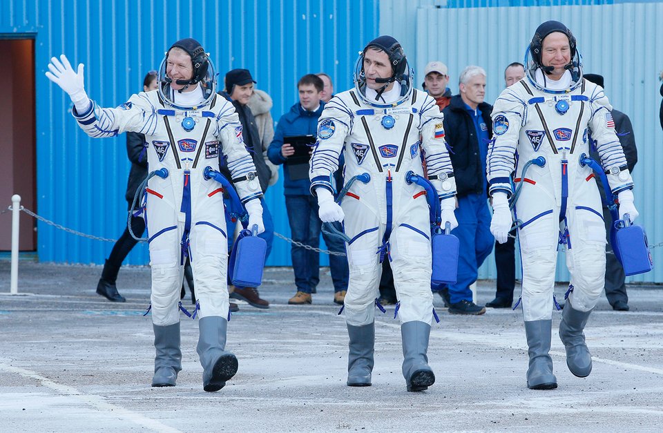 «Θέλω να πάω με τον μπαμπά μου» -Ο γιος του αστροναύτη που έφυγε σήμερα για το διάστημα ράγισε καρδιές στην Αγγλία [εικόνες] | iefimerida.gr 11