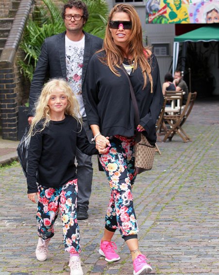 Σάλος με την 8χρονη προκλητικά βαμμένη κόρη της Κέιτι Πράις [εικόνες] | iefimerida.gr 4