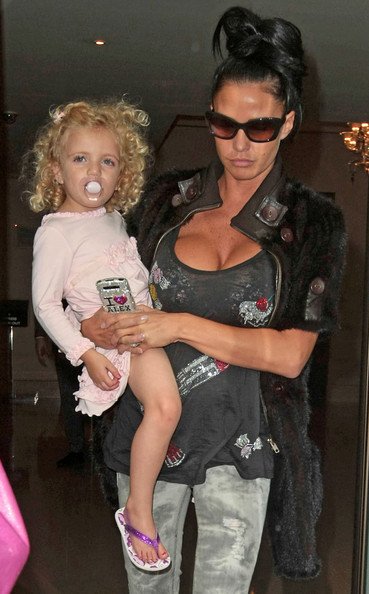 Σάλος με την 8χρονη προκλητικά βαμμένη κόρη της Κέιτι Πράις [εικόνες] | iefimerida.gr 7