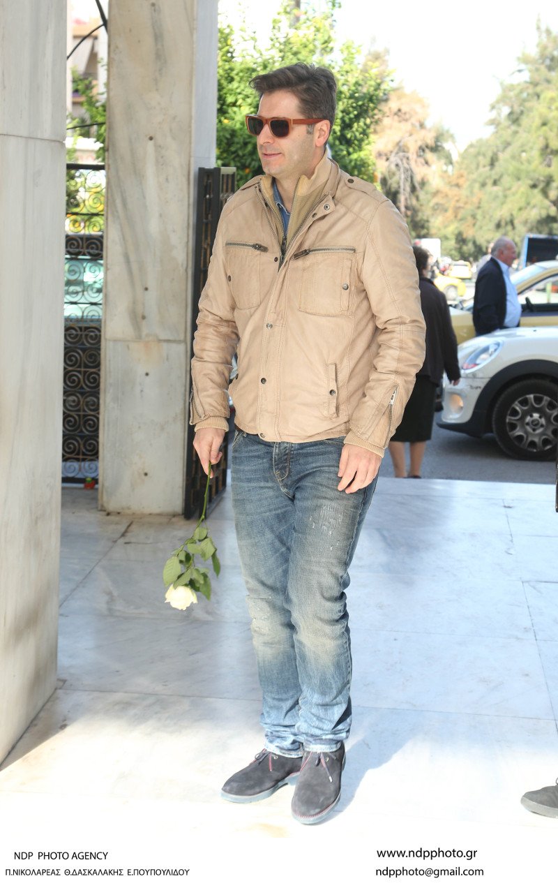 Ολο το ελληνικό θέατρο στην κηδεία του Μηνά Χατζησάββα - Στο εξωτερικό η σορός του για αποτέφρωση [εικόνες] | iefimerida.gr 23