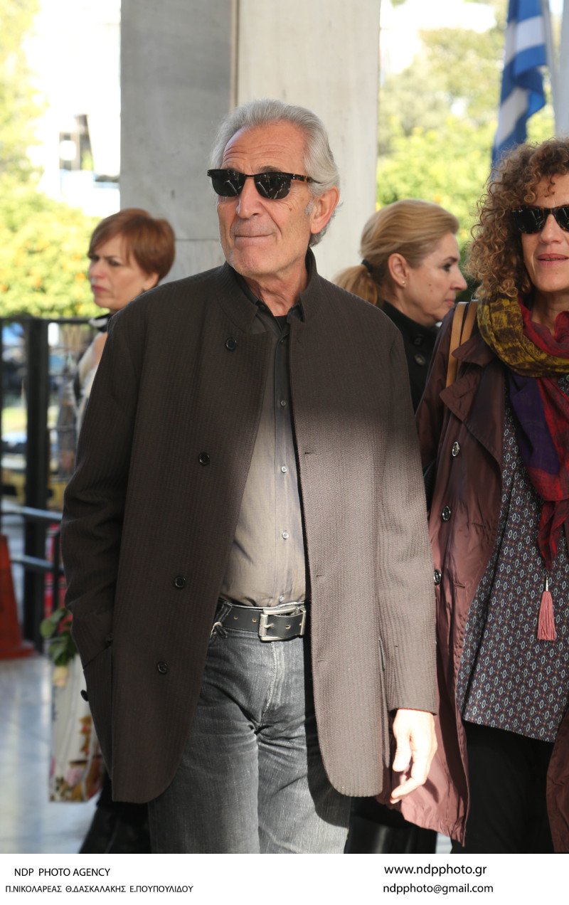 Ολο το ελληνικό θέατρο στην κηδεία του Μηνά Χατζησάββα - Στο εξωτερικό η σορός του για αποτέφρωση [εικόνες] | iefimerida.gr 31