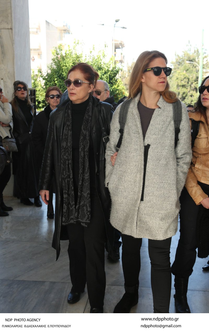 Ολο το ελληνικό θέατρο στην κηδεία του Μηνά Χατζησάββα - Στο εξωτερικό η σορός του για αποτέφρωση [εικόνες] | iefimerida.gr 27