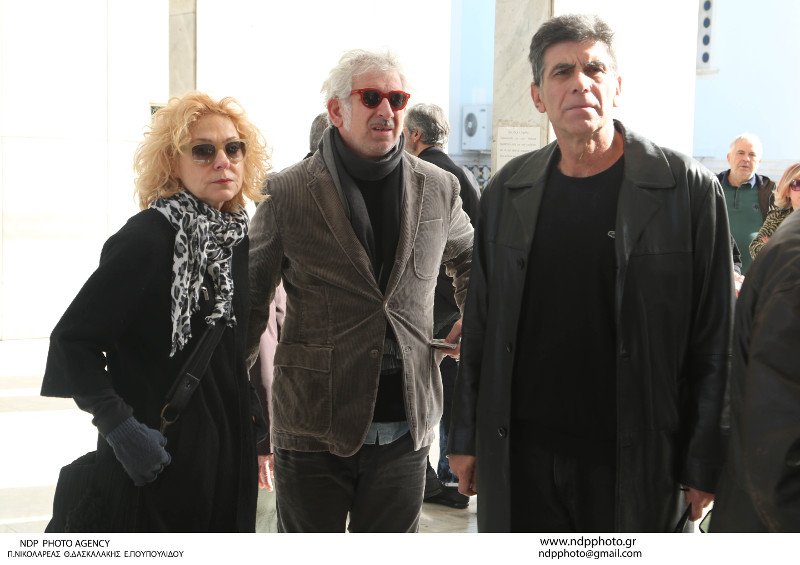 Ολο το ελληνικό θέατρο στην κηδεία του Μηνά Χατζησάββα - Στο εξωτερικό η σορός του για αποτέφρωση [εικόνες] | iefimerida.gr 22