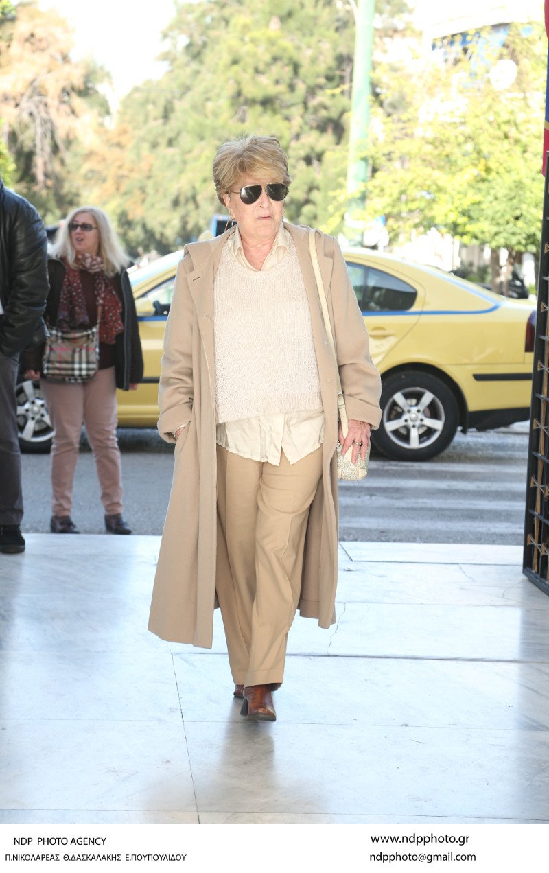 Ολο το ελληνικό θέατρο στην κηδεία του Μηνά Χατζησάββα - Στο εξωτερικό η σορός του για αποτέφρωση [εικόνες] | iefimerida.gr 21