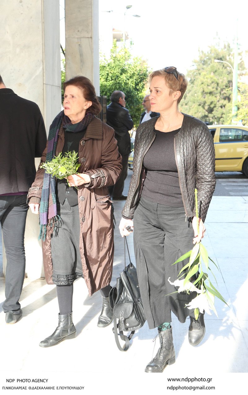 Ολο το ελληνικό θέατρο στην κηδεία του Μηνά Χατζησάββα - Στο εξωτερικό η σορός του για αποτέφρωση [εικόνες] | iefimerida.gr 20