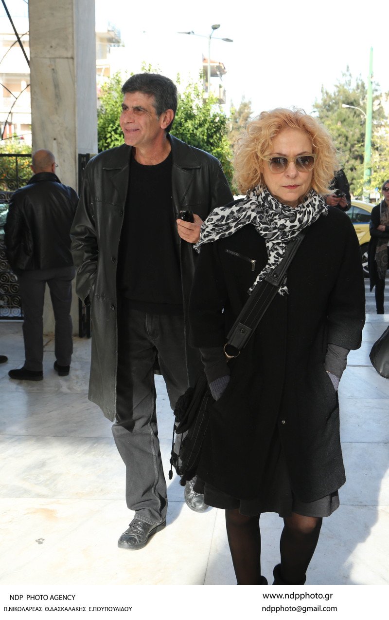 Ολο το ελληνικό θέατρο στην κηδεία του Μηνά Χατζησάββα - Στο εξωτερικό η σορός του για αποτέφρωση [εικόνες] | iefimerida.gr 18