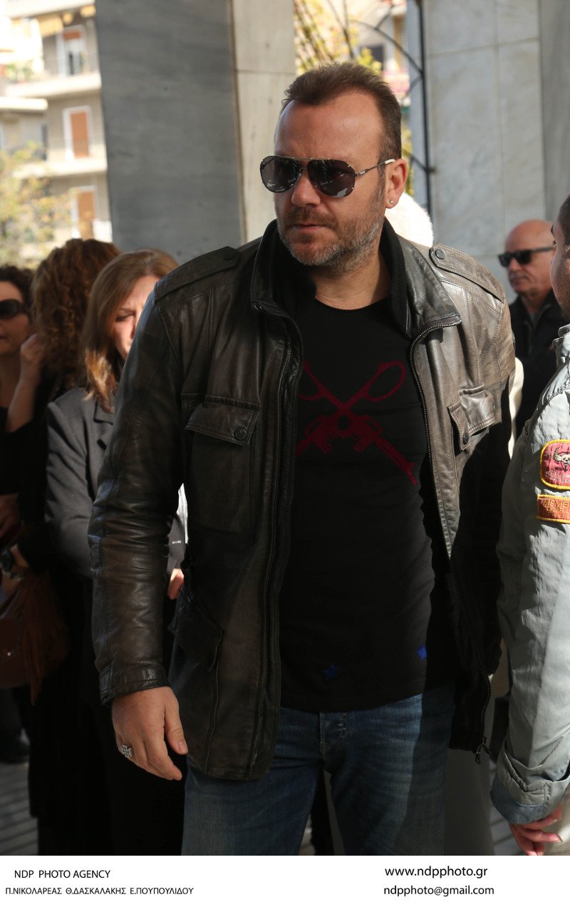 Ολο το ελληνικό θέατρο στην κηδεία του Μηνά Χατζησάββα - Στο εξωτερικό η σορός του για αποτέφρωση [εικόνες] | iefimerida.gr 17