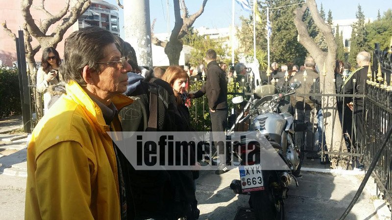 Φίλοι και συγγενείς είπαν το τελευταίο αντίο στον Ντάνο Λυγίζο -Τον ξέχασαν οι ηθοποιοί...  [εικόνες] | iefimerida.gr 6
