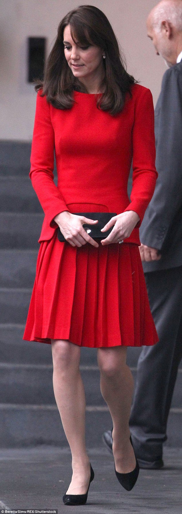 Η Κέιτ Μίντλετον αντιγράφει την Κιμ Καρντάσιαν και ελληνικής καταγωγής τηλεπερσόνα -Το κόκκινο φουστάνι [εικόνες] | iefimerida.gr 0