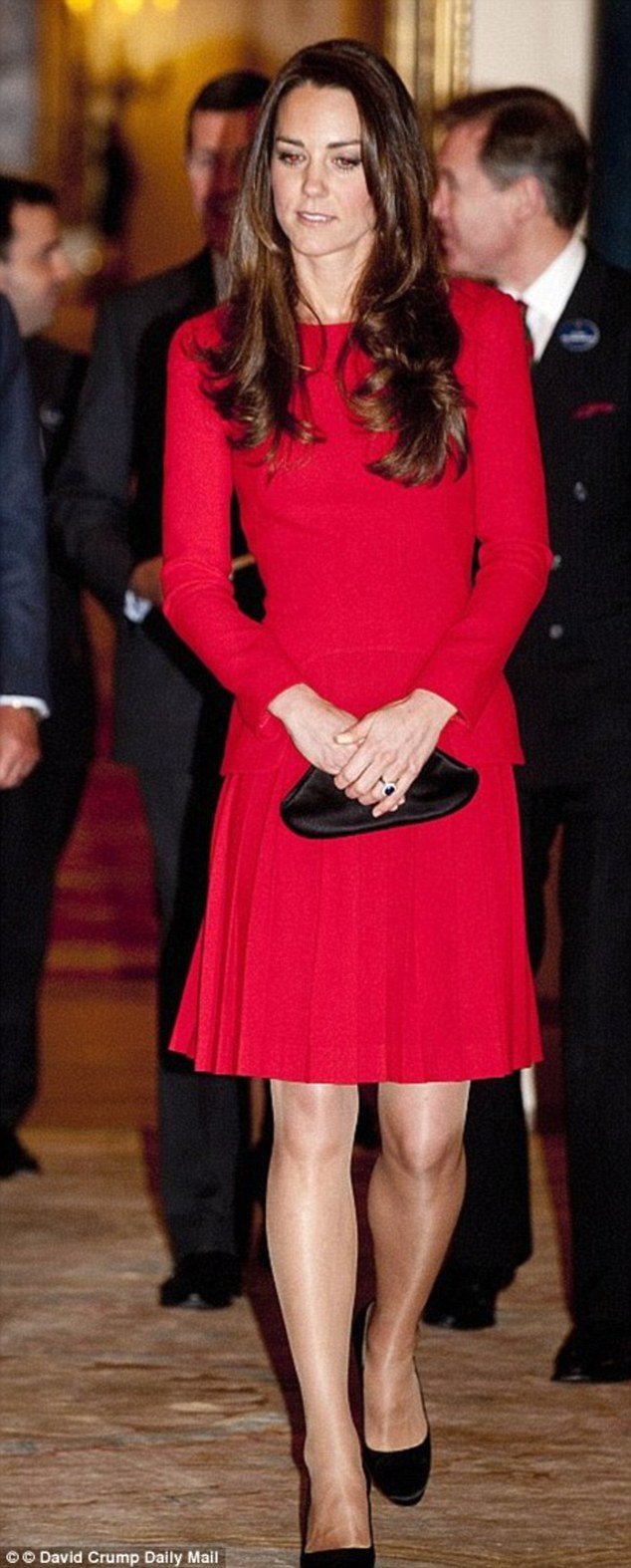 Η Κέιτ Μίντλετον αντιγράφει την Κιμ Καρντάσιαν και ελληνικής καταγωγής τηλεπερσόνα -Το κόκκινο φουστάνι [εικόνες] | iefimerida.gr 5