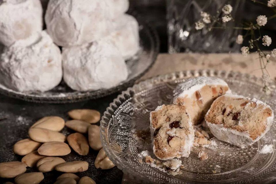 Αυτά τα 6 μαγαζιά πωλούν κουραμπιέδες... μαμάς -Βουτυράτους με αμύγδαλο, σπιτικούς [εικόνες] | iefimerida.gr 1