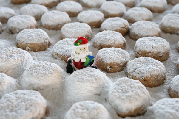 Αυτά τα 6 μαγαζιά πωλούν κουραμπιέδες... μαμάς -Βουτυράτους με αμύγδαλο, σπιτικούς [εικόνες] | iefimerida.gr 3
