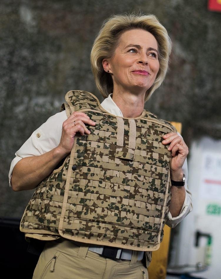 Η πιο πιθανή διάδοχος της Μέρκελ: Η χαμογελαστή ξανθιά υπουργός Αμυνας, μητέρα 7 παιδιών [εικόνες] | iefimerida.gr 6