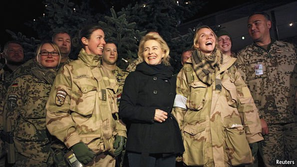 Η πιο πιθανή διάδοχος της Μέρκελ: Η χαμογελαστή ξανθιά υπουργός Αμυνας, μητέρα 7 παιδιών [εικόνες] | iefimerida.gr 7