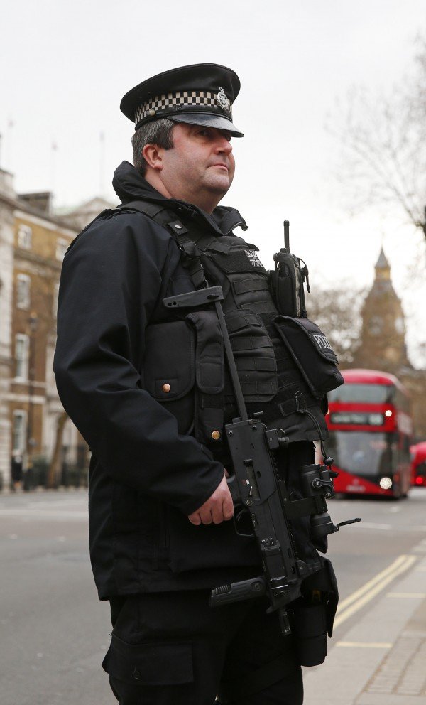 Ρεβεγιόν με το δάχτυλο στη σκανδάλη -Υπό τη σκιά της τρομοκρατικής απειλής οι εκδηλώσεις για το νέο έτος στην Ευρώπη [εικόνες] | iefimerida.gr 6