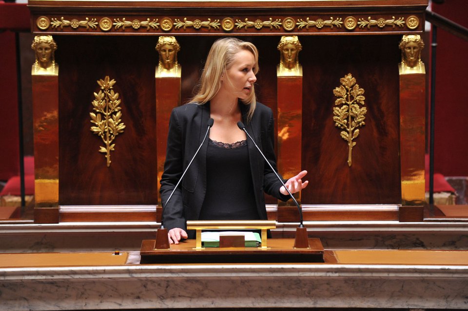 Μαριόν Λεπέν, το κορίτσι-θαύμα της γαλλικής ακροδεξιάς -Ξανθιά, αγγελικό πρόσωπο, ακροδεξιές απόψεις [εικόνες] | iefimerida.gr 5