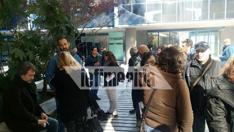 Απλήρωτοι ηθοποιοί και τεχνικοί από τα «Κλεμμένα Ονειρα» διαδήλωσαν έξω από το Mega [εικόνες] | iefimerida.gr 0