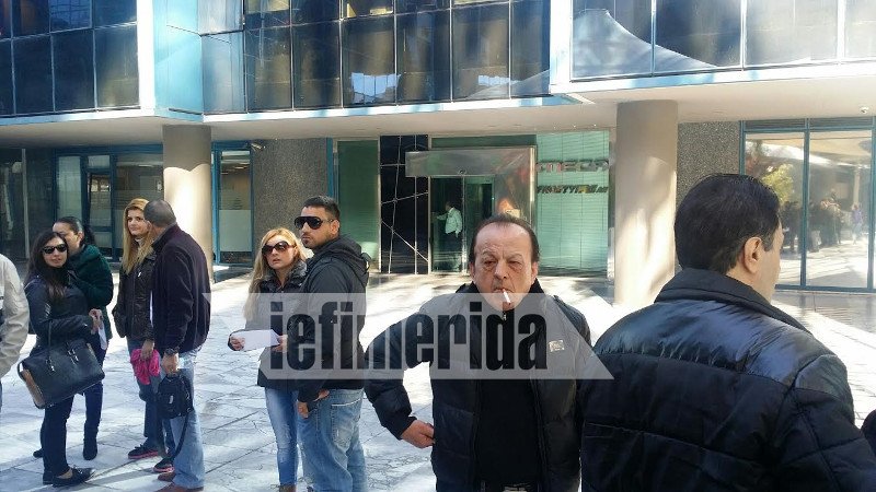 Απλήρωτοι ηθοποιοί και τεχνικοί από τα «Κλεμμένα Ονειρα» διαδήλωσαν έξω από το Mega [εικόνες] | iefimerida.gr 1