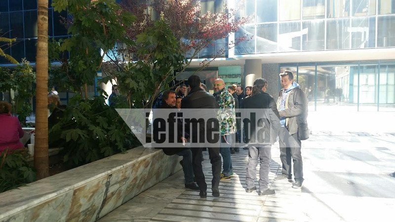 Απλήρωτοι ηθοποιοί και τεχνικοί από τα «Κλεμμένα Ονειρα» διαδήλωσαν έξω από το Mega [εικόνες] | iefimerida.gr 2