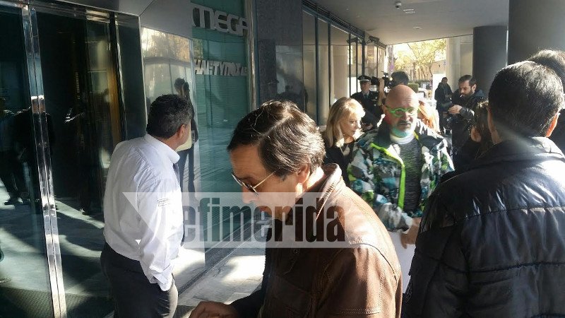 Απλήρωτοι ηθοποιοί και τεχνικοί από τα «Κλεμμένα Ονειρα» διαδήλωσαν έξω από το Mega [εικόνες] | iefimerida.gr 4