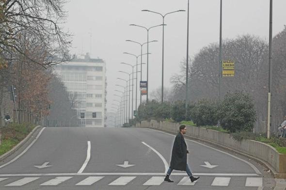 Μιλάνο, έρημη πόλη λόγω νέφους -Σε ισχύ η απαγόρευση κυκλοφορίας Ι.Χ. [εικόνες]  | iefimerida.gr 0