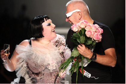 Η υπέρβαρη Μπεθ Ντίτο φοράει το διάσημο κορσέ του Γκοτιέ [εικόνες] | iefimerida.gr 5