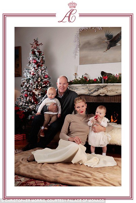 Οι Βρετανοί σχολιάζουν πικρόχολα τη χριστουγεννιάτικη φωτογραφία της πριγκιπικής οικογένειας του Μονακό -«Η Σαρλέν καθόταν σε γούνινο χαλί... » [εικόνες] | iefimerida.gr 2