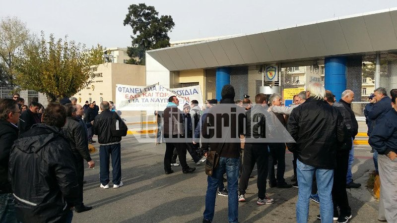 Εξω από το ΥΠΕΘΑ απλήρωτοι εργαζόμενοι των Ναυπηγείων Ελευσίνας | iefimerida.gr 1
