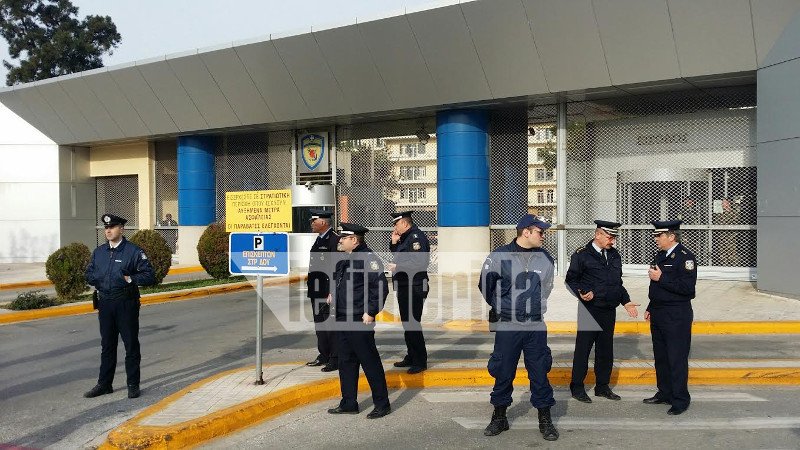 Εξω από το ΥΠΕΘΑ απλήρωτοι εργαζόμενοι των Ναυπηγείων Ελευσίνας | iefimerida.gr 2