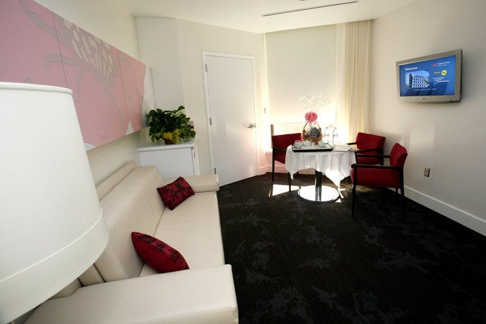 Κιμ Καρντάσιαν: Γέννησε σε πολυτελή σουίτα με μπαρ και θέα [εικόνες]  | iefimerida.gr 3