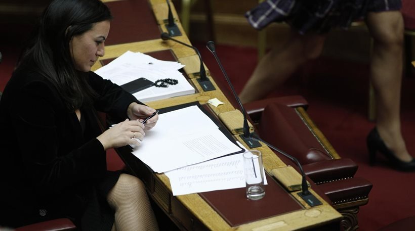 Η Ολγα Κεφαλογιάννη με διχτυωτό καλσόν και κομπολόι στη Βουλή [εικόνες] | iefimerida.gr 2